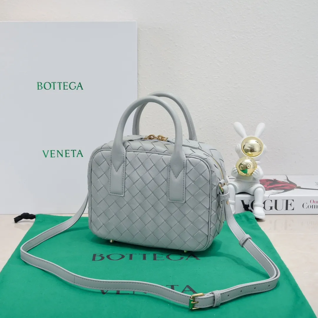 Batch 1560 BV2024 Spring Get Away small square box, retro and fashionable small size, multiple carrying methods, retro and fashionable, lightweight bag, practical space, same style for men and women! ! ! A fashionable must-have item, brass knotted rope pendant, chic and elegant, low-key luxury and tasteful, versatile item. Style number: 6763 Size: 23.5*17.9*9cm